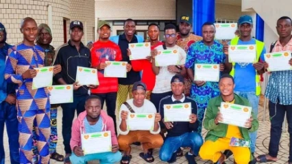 BÉNIN :  Un artiste distribue des attestations à ses supers fans