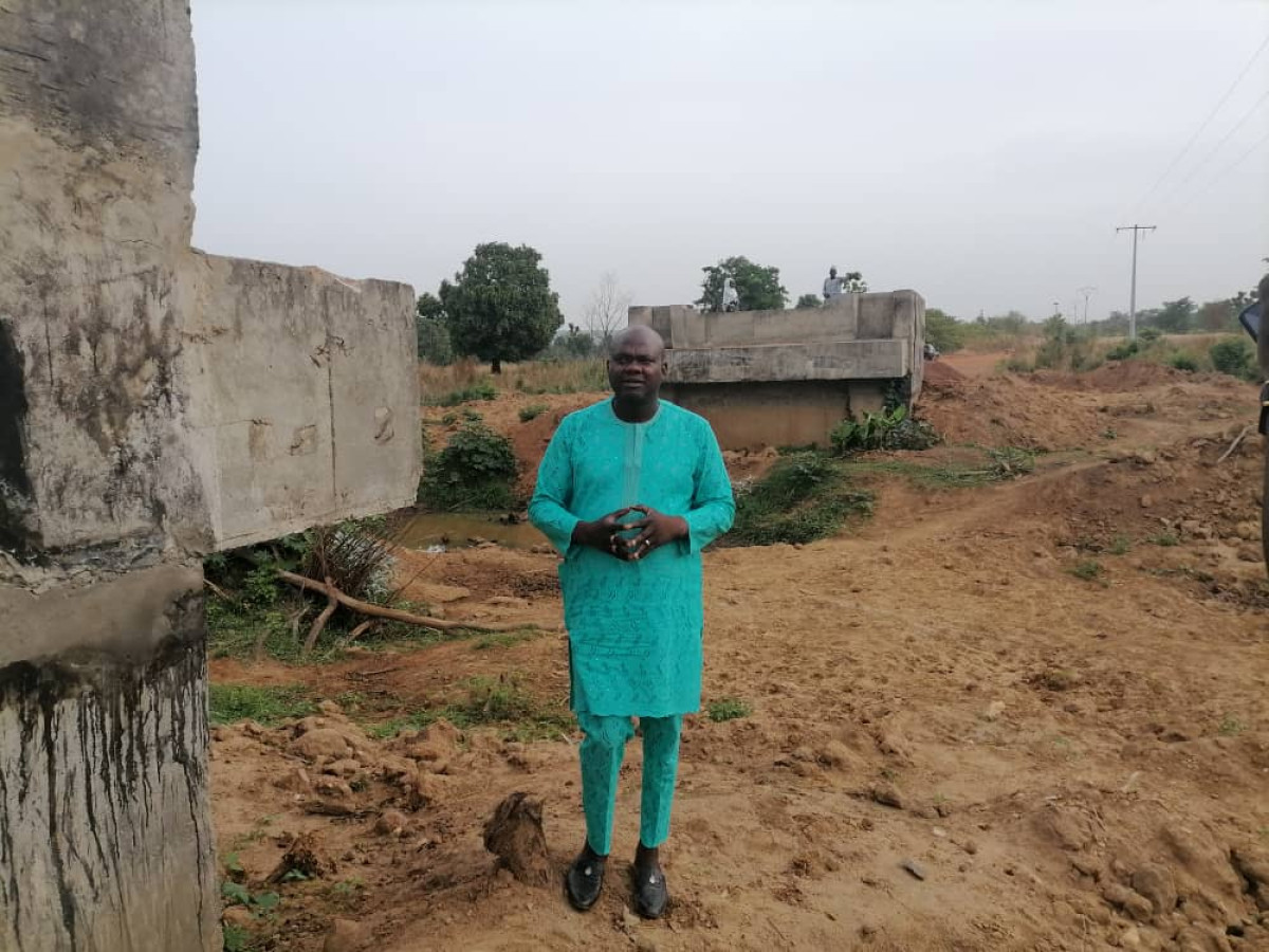 ABANDON DES TRAVAUX DE CONSTRUCTION DU PONT DE KANKOU À KOUANDÉ : L&rsquo;He Kamel Ouassagari fait un amer constat et interpelle le gouvernement