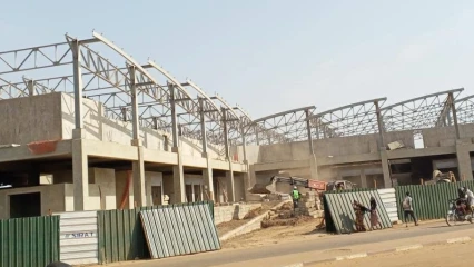 CONSTRUCTION DU MARCHÉ DE DJOUGOU :  53,94% de taux d’avancement physique des travaux  . Le chantier mis en régie  . Les populations jalouses, demandent l’accélération des travaux