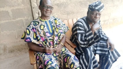 CONTRAINT À S&rsquo;EXPRIMER EN LANGUE DENDI AU VERNISSAGE DES TRÉSORS ROYAUX : Le “Sinaboko” face à un fait discriminatoire  . Salifou Daran et Michel Baraga, deux acteurs culturels Baatonu dénoncent