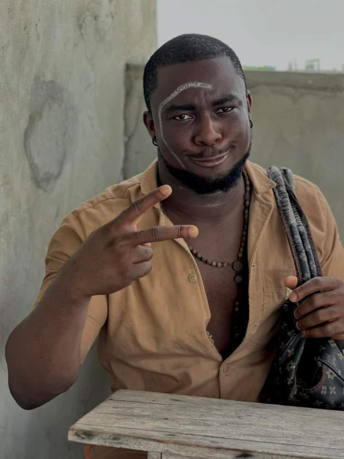 BÉNIN : L&rsquo;humoriste « Oyono » révolté contre un homosexuel qui lui déclare sa flamme