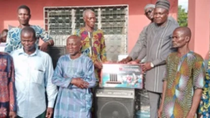 BEMBÉRÉKÉ/POUR LA PROMOTION DE LA CULTURE BAATONU : Aziz Koto Chabi offre des instruments modernes à l&rsquo;orchestre « Tuko Sari » de Ina