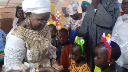 FETE DE NOEL A PARAKOU : L’He Mariama Baba Moussa fait la joie de plus de 1 000 enfants