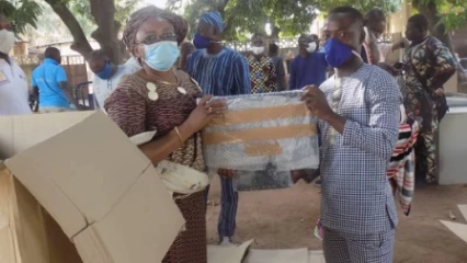 GRÂCE AU LEADERSHIP DU MAIRE ZINATOU ALAZI OSSEINI : La commune d&rsquo;Alphen-Chaam vole au secours des sinistrés de Kandi