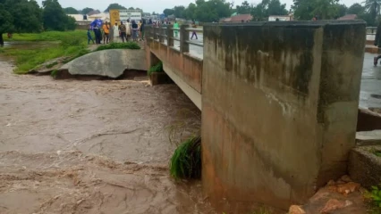 SUITE AUX PLUIES DILUVIENNES,  Le pont reliant le Bénin au Nigéria à Tchikandou a cédé