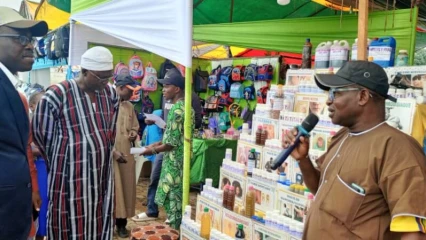 FOIRE DE L&rsquo;INDÉPENDANCE AVEC LE SECTEUR PRIVÉ La Cci Bénin valorise le savoir-faire local à Parakou . Arouna Salifou Kamilou promeut les produits locaux