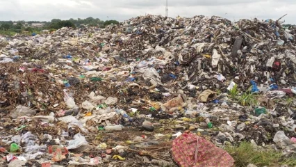 PARAKOU : Les populations de Kpérou-Guerra dénoncent le dépotoir sauvage d’ordures ménagères dans leur quartier