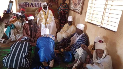 APRES SON INTRONISATION AU ROYAUME DE KEROU :  Sa majesté Farou Piri Deeman 2 reçoit les bénédictions de Sabi Naïna 3