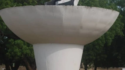 ETAT DE DEGRADATION AVANCEE DE LA STATUE DE BIO GUERRA A PARAKOU ET ANNONCE DE CONSTRUCTION D’UNE AUTRE A COTONOU :  Des parakois contre l’idée . Ils souhaitent avant tout, la réhabilitation de la statue de Parakou