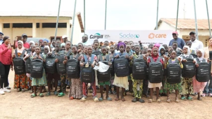 MAINTIEN DES ENFANTS À L&rsquo;ÉCOLE DANS LES COMMUNES DE PÉHUNCO ET DJOUGOU : Cargill, Sodéco et Care offrent des kits scolaires aux élèves
