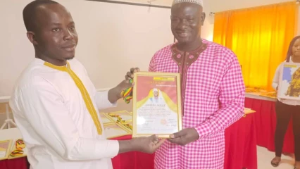 POUR SA CONTRIBUTION AU DÉVELOPPEMENT DE LA VILLE DE PARAKOU : Soulé Arouna du groupe de presse Baruka média distingué par l&rsquo;Ong Ewa Africa