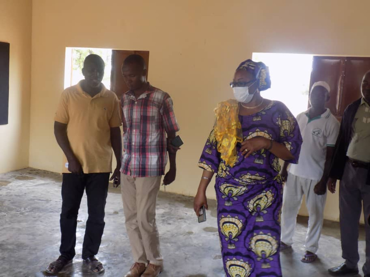 COMMUNE DE KANDI :  Le maire Zinatou Osséini réceptionne un module de classes