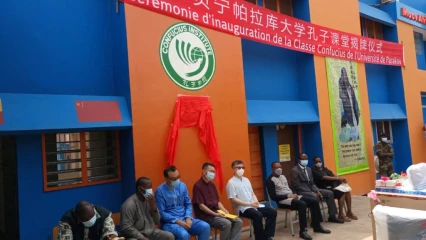 APPRENTISSAGE DE LA LANGUE CHINOISE AU BENIN :  L&rsquo;ambassadeur Peng Jingtao inaugure la classe Confucius de l&rsquo;Université de Parakou