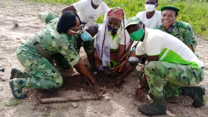LUTTE CONTRE LA DÉSERTIFICATION A PARAKOU : La Fenapab en main verte avec 300 plants greffés d&rsquo;anacardier