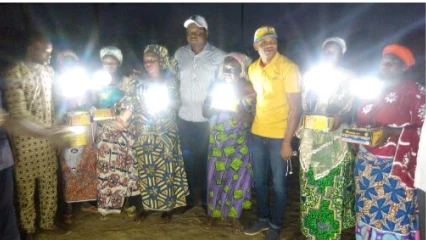 GRACE AU LEADERSHIP DU MAIRE SARAKO TAMOU,   Les femmes de Banikoara reçoivent des lampes solaires