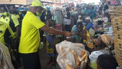 LUTTE CONTRE LA COVID-19 À PARAKOU : Moov Bénin à travers la Fondation Etisalat Bénin distribue 2000 masques aux femmes des marchés