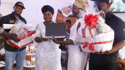 CONCOURS PHOTO SAINT VALENTIN DE TOLARO DELICES : Diane Kotoko, une étudiante du Cfoman-Daabaaru remporte le 1er prix . Pour une formation de qualité, inscrivez-vous pour la prochaine rentrée dans ce centre.