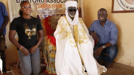 BÉNIN/DAABAARU MÉDIAS TOUR : L&rsquo;équipe de Bok Sarl reçue par l&rsquo;Empereur de Nikki  et à la Radio Su Tii Dera