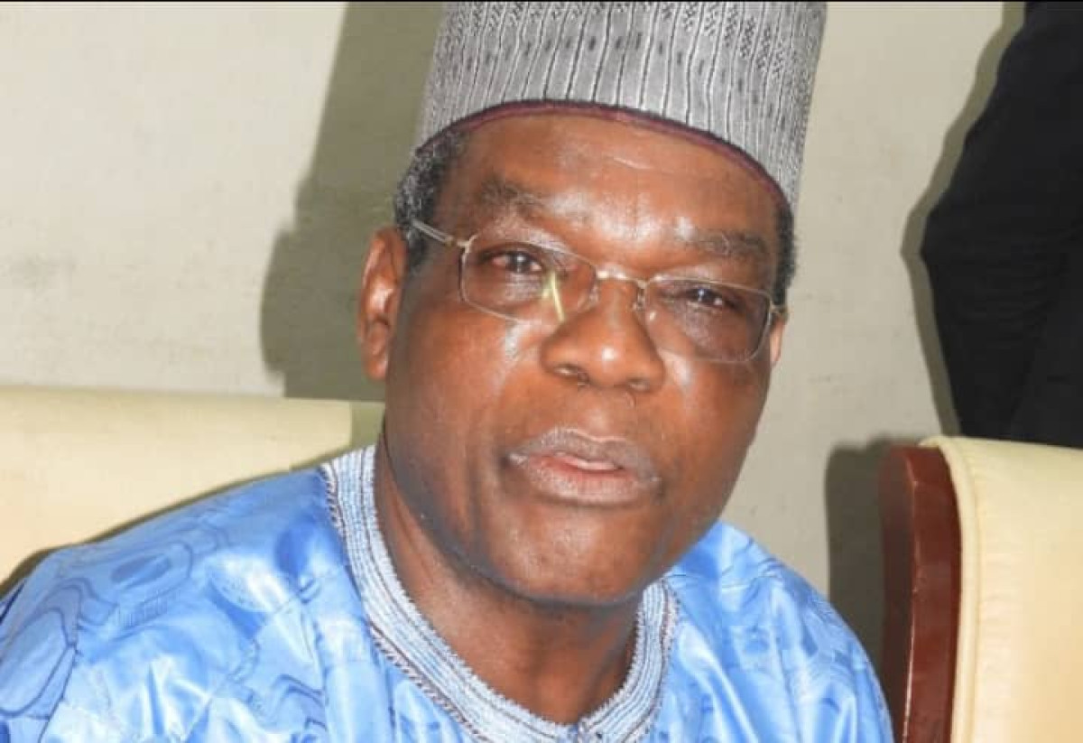 APRES AVOIR PARCOURU QUELQUES CENTRES DE VOTE,  Emmanuel Tiando se frotte les mains