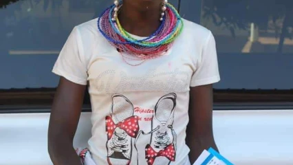 SOUTENANCE À L’UNIVERSITÉ DE PARAKOU : Adidjatou Machoudi séduit plus d’un par son style vestimentaire  . Elle promeut ainsi sa culture