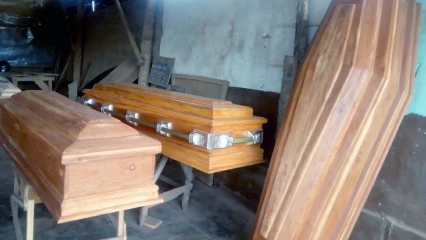 EXPOSITION ET VENTE DES CERCUEILS AU BORD DES VOIES DANS LA COMMUNE D’AVRANKOU, : Une activité rentable mais aux préjudices énormes à la population