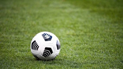 FOOTBALL :  Un joueur perd la vie en plein match