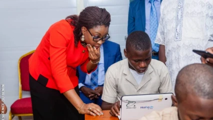 INTÉGRATION DU NUMÉRIQUE DANS L&rsquo;APPRENTISSAGE SCOLAIRE : Aurélie Soule Zoumarou inaugure la salle informatique du Ceg1 Allada
