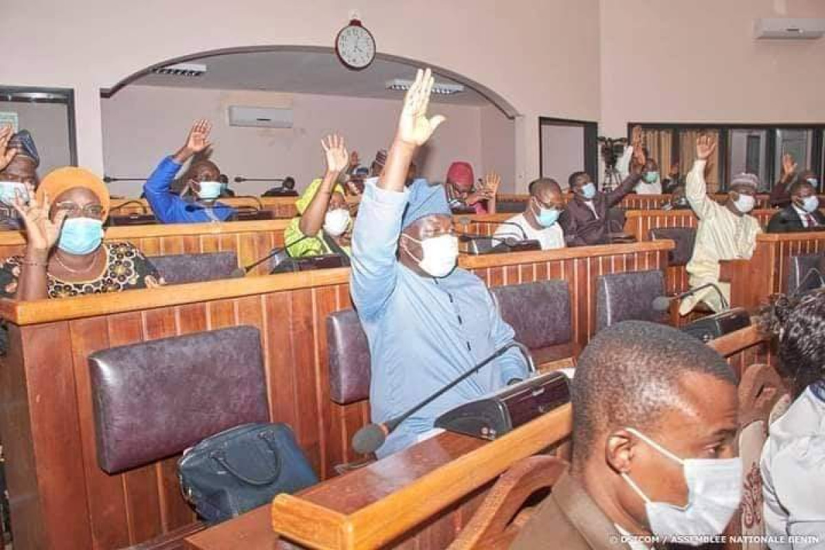 ASSEMBLÉE NATIONALE :  Le budget général de l&rsquo;Etat 2020 remanié adopté  . Voir les raisons de la hausse de plus de 180 milliards de francs