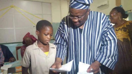 REMISE DES ACTES DE NAISSANCE AUX APPRENANTS EN CLASSE DE CM2 A PARAKOU