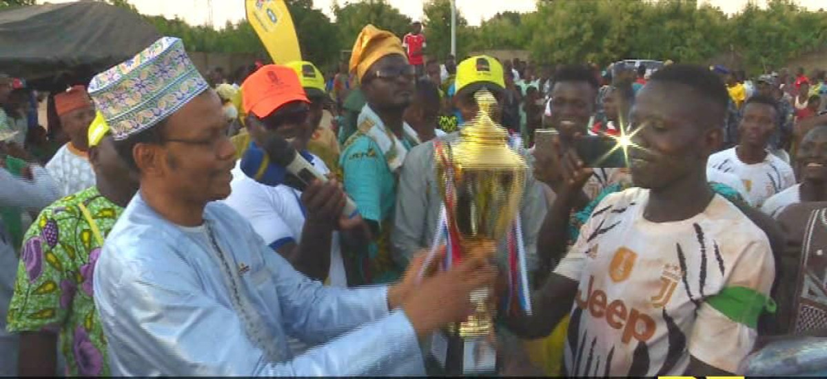 FINALE DU TOURNOI EVEIL ET SOLIDARITÉ DE LA JEUNESSE : Adamou Mama Sambo comble l’attente des jeunes de Kalalé .L&rsquo;équipe Petit piment de Lou sacrée championne . L’apothéose autour du phénomène du septentrion Kalamoulaï