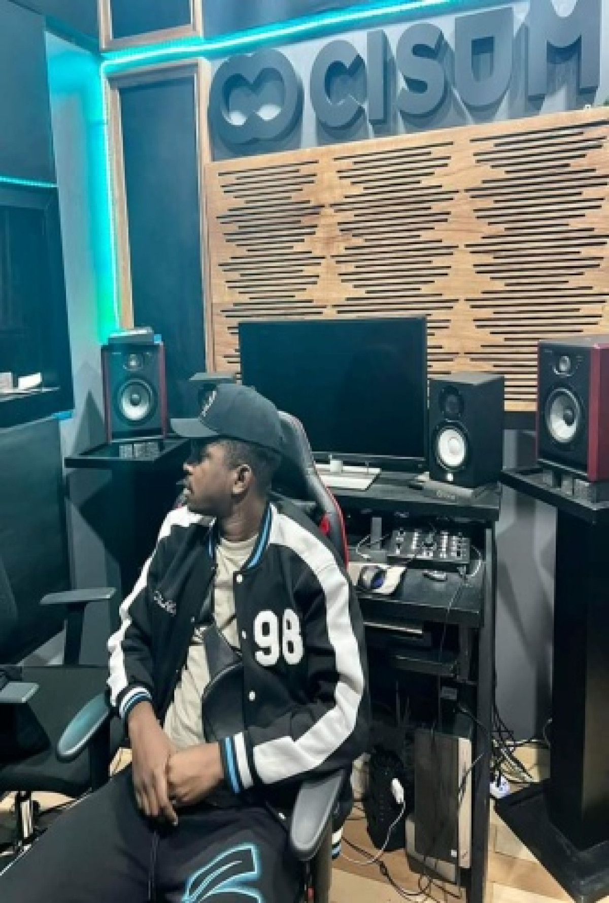 PARTI POUR ASSISTER À UN SHOW DE SA STAR TRAVIS SCOTT EN EUROPE : L&rsquo;arrangeur ivoirien Tam Sir victime de coups et blessures