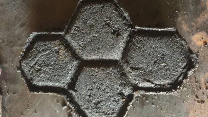 RECYCLAGE DES DÉCHETS PLASTIQUES EN PAVÉS ET BRIQUES ÉCOLOGIQUES AU BÉNIN : Le génie d&rsquo;Abdou Osséni qui résout plusieurs équations