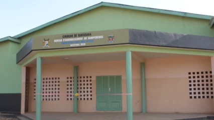 REHABILITATION DES BUREAUX DE DEUX ARRONDISSEMENTS A BANIKOARA : Le maire Sarako offre un cadre de travail adéquat aux Ca