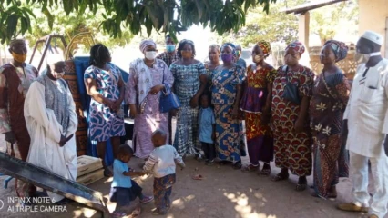KANDI/ GRÂCE À L&rsquo;UFEC-2ABCD, Zinatou Alazi Osseini fait don de matériels didactiques à l’école Saka Boukoukinnin