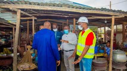 COTONOU/DIFFICULTES DANS LA RECONSTRUCTION DU COLLECTEUR D’EAU ADJACENTE A GBEGAMEY : Gatien Adjagboni au contact des femmes du marché Ahito