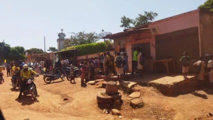 PARAKOU : Un homme poursuivi après une opération à la banque tué à son domicile