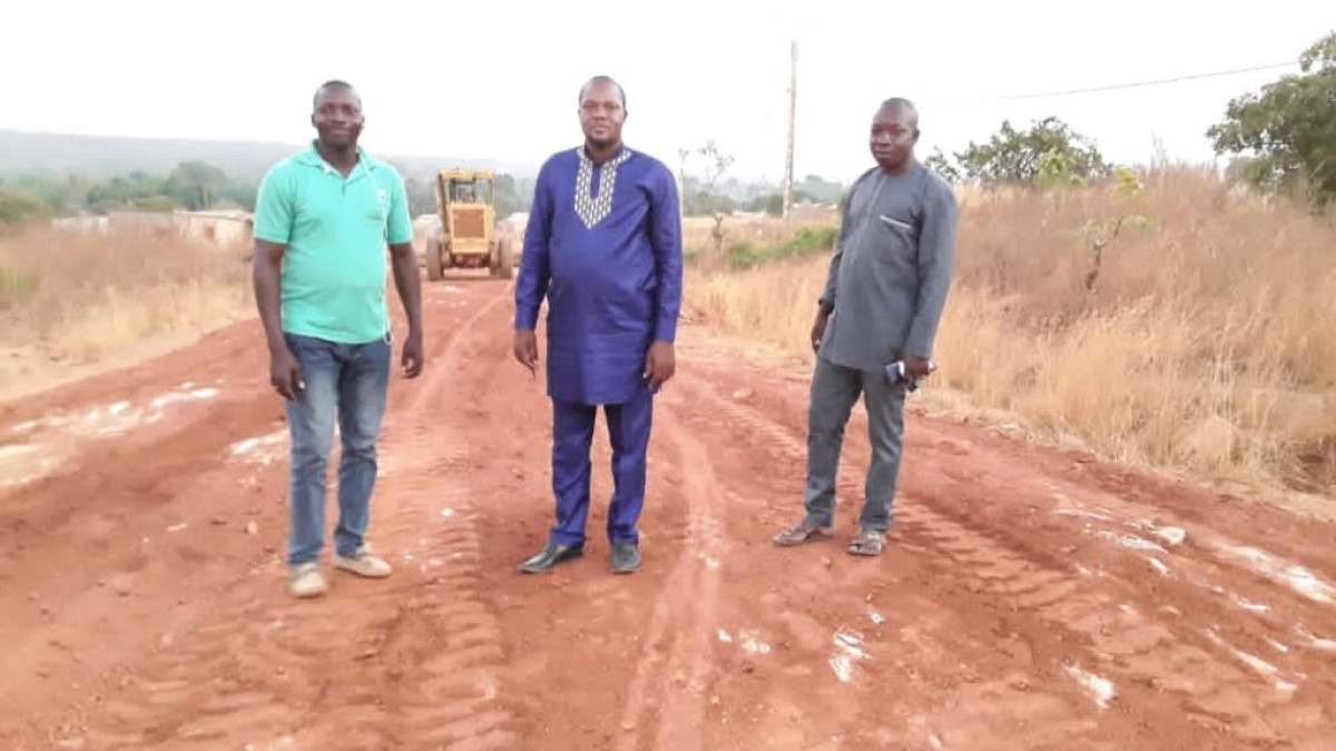 DÉMARRAGE DES TRAVAUX DE L&rsquo;INITIATIVE « MA ROUTE» POUR L&rsquo;AMENAGEMENT DES POINTS CRITIQUES DE L&rsquo;AXE KOTA-KOUANDE : Didier Kouandé-Sounon y a crû et les populations l&rsquo;accompagnent