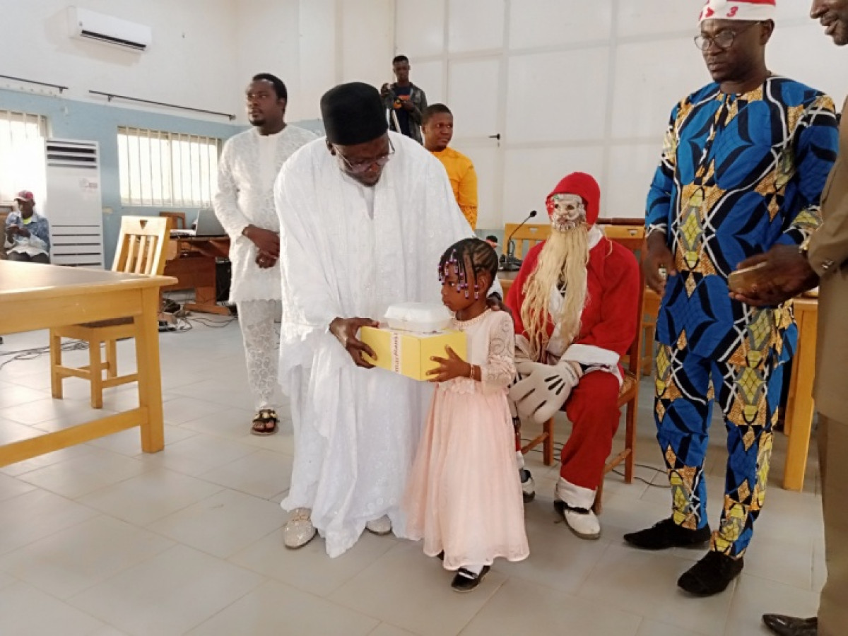 GRÂCE AU SOUTIEN DU MINISTRE ADAMBI ET LA COORDINATION BORGOU-ALIBORI DE L’UPMB : Les enfants des professionnels des médias de Parakou ont célébré Noël