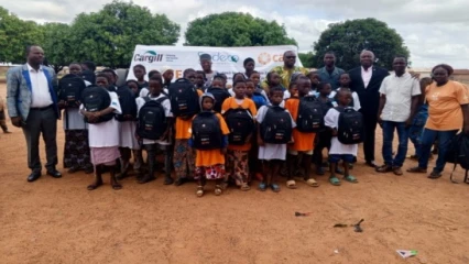 PROJET SOFEC, PHASE 3, À ONKLOU ET PARTAGO : Care Bénin-Togo, Cargill et Sodeco S.a font don de 200 kits scolaires aux écoliers vulnérables