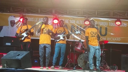 A L&rsquo;OCCASION DE LA RENCONTRE DES ROIS DE L&rsquo;AIRE CULTURELLE BAATONU ET BOO AVEC L&rsquo;EMPEREUR DE NIKKI : Richard Boni Ouorou a offert un concert à la population de Nikki