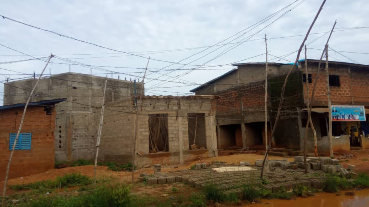 RISQUES D&rsquo;ELECTROCUTION A AKPRO-MISSERETE : Les habitants du quartier Abogomè sous le coup du danger . Le maire Joseph Hounkanrin appelé à réagir