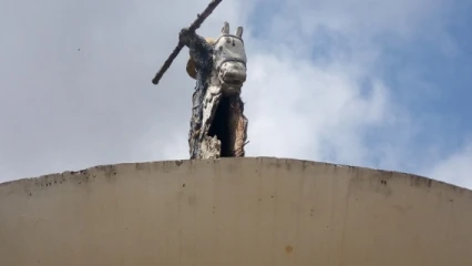 PARAKOU : Alerte, la statue de Bio Guerra s&rsquo;écroule !