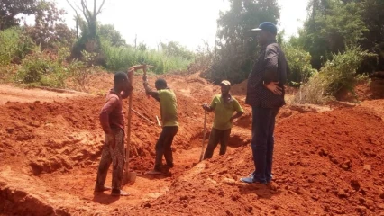 RÉAMÉNAGEMENT DE LA ROUTE ANGARADEBOU-FOUET DANS LA COMMUNE DE KANDI : Le maire Abibou Orou Gani constate l’évolution des travaux