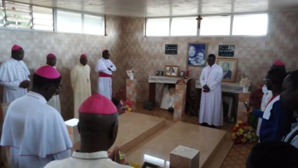 PARAKOU : Les évêques du Bénin prient sur la tombe du feu Hubert Maga