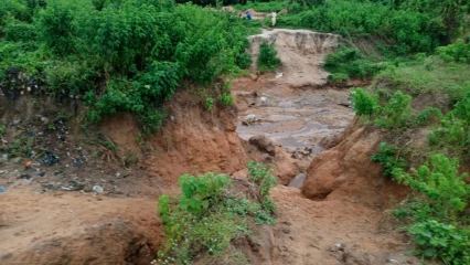INCIVISME À PARAKOU : Le ramassage de sable accentue l&rsquo;érosion à Tourou
