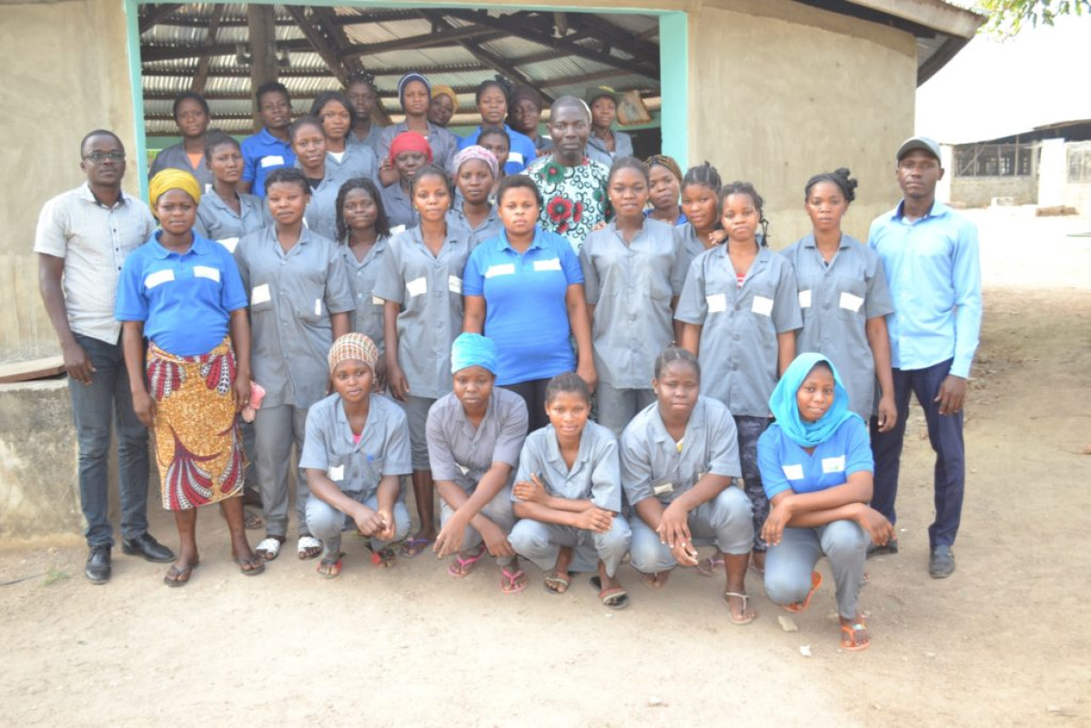 ENTREPRENEURIAT AGRICOLE DES FILLES DÉSCOLARISÉES À LA FERME KDK : Une délégation de la Fondation Claudine Talon en contact avec les stagiaires