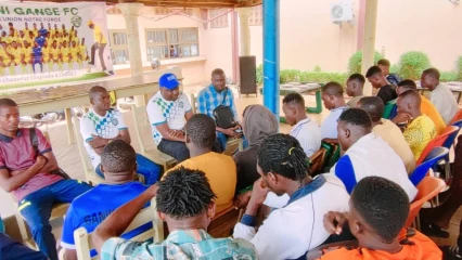 FIN DU CHAMPIONNAT BÉNINOIS DE FOOTBALL : Bio Sarako Tamou a communié avec ses joueurs de Bani Gansé Fc