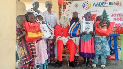 ACTIONS DE L&rsquo;ONG AADEF-BENIN À PARAKOU : L&rsquo;He Mariama Baba Moussa en mère Noëlle inonde 250 enfants de cadeaux
