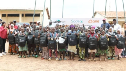 MAINTIEN DES ENFANTS À L’ÉCOLE DANS LES COMMUNES DE PÉHUNCO ET DJOUGOU : Cargill, Sodéco et Care offrent des kits scolaires aux élèves