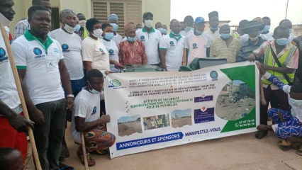 PARAKOU : “Turun Tem” assainit le Centre de santé de Tourou  . Le maire Inoussa Zimé Chabi marque l&rsquo;événement de sa présence